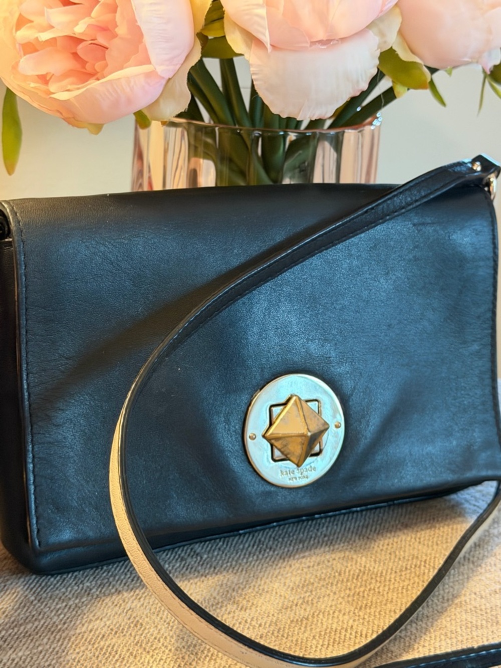 Kate Spade Classic Black Leather Crossbody Bag with Gold Turn-Lock Storybook - Picture 2 of 7